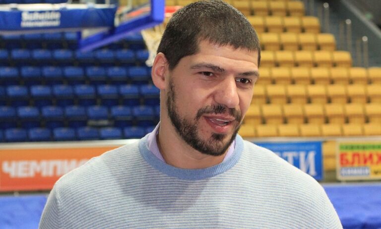 Ο Λάζαρος Παπαδόπουλος ντυμένος… ΛεΜπρόν (pic, vid)