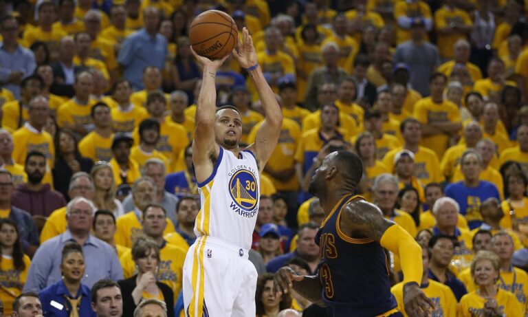 Το… πολύγλωσσο buzzer beater τρίποντο του Κάρι (vid)