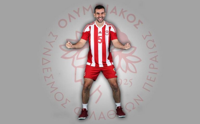 Έμεινε στον Ολυμπιακό ο Στιβαχτής