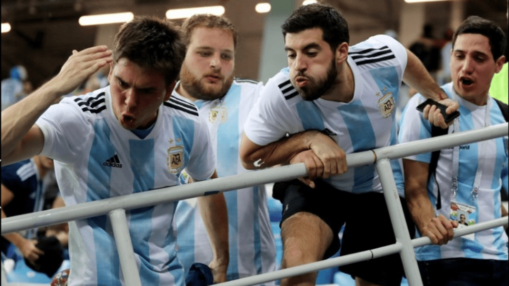 Οι οπαδοί της Αργεντινής έφτυσαν τον Σαμπάολι