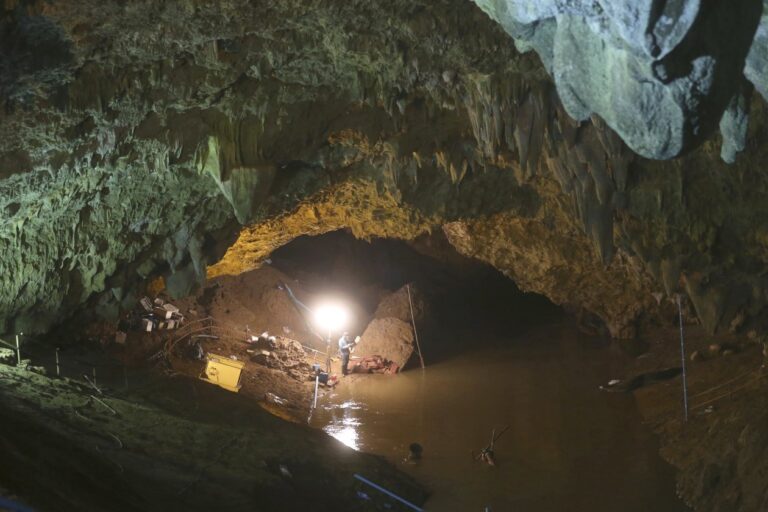 Ταϋλάνδη: Για έκτη μέρα παραμένουν εγκλωβισμένα σε σπηλιά 12 παιδιά (pics)