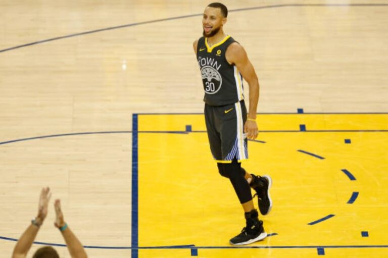 «Καταιγιστικός» Κάρι με ρεκόρ τρίποντων και 2-0 για τους Γουόριορς! (vid)