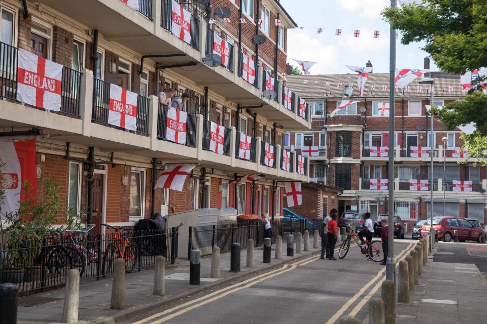 «Πλημμύρισαν» με 300 σημαίες γειτονιά στο Λονδίνο (pics)