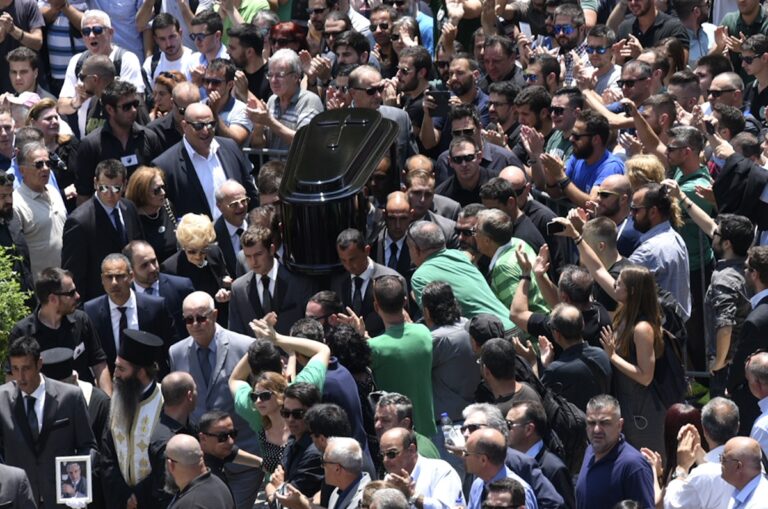 Κλειστή η Μητροπόλεως λόγω κοσμοσυρροής