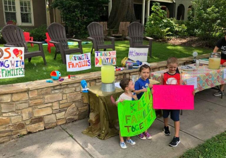 Εξάχρονος μάζεψε 13.000 δολάρια για τους μετανάστες, πουλώντας λεμονάδα!