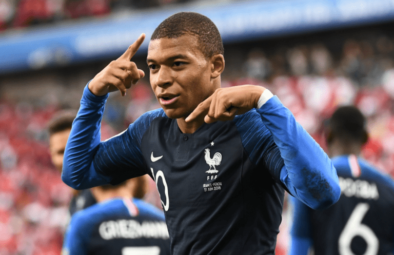 «Οι ομάδες του Μάντσεστερ θα παλέψουν για τον Εμπαπέ»