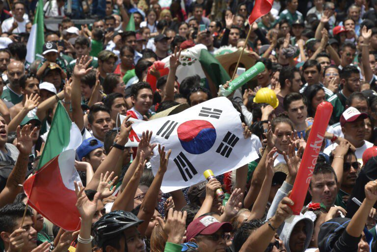 VIDEO: «Τρελαμένοι» Μεξικανοί αποθεώνουν τον Νοτιοκορεάτη πρόξενο!