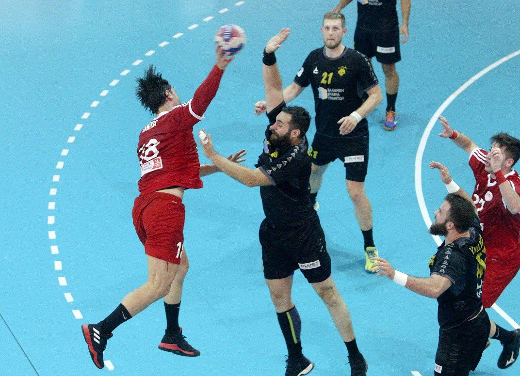 Έπαιξαν… μπουνιές στο Ολυμπιακός – ΑΕΚ (vid)