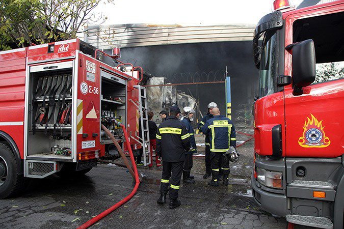 Πυρκαγιά στην αποθήκη του γνωστού επιχειρηματία Καρώνη στο Περιστέρι