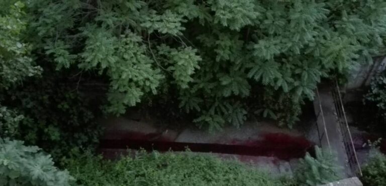 Μυστήριο με κόκκινο ποτάμι στη Θεσσαλονίκη (vid)