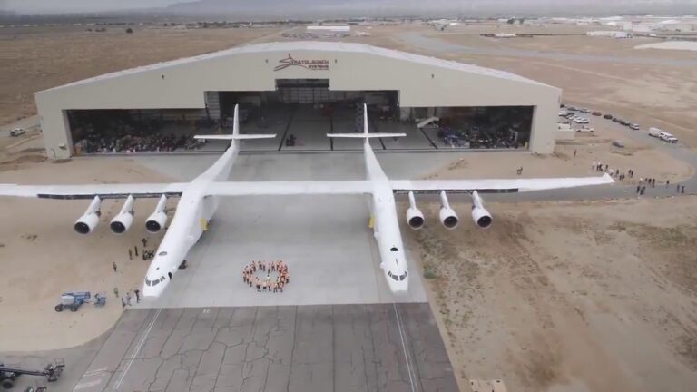 Αυτό είναι το μεγαλύτερο αεροπλάνο στον κόσμο (pics)
