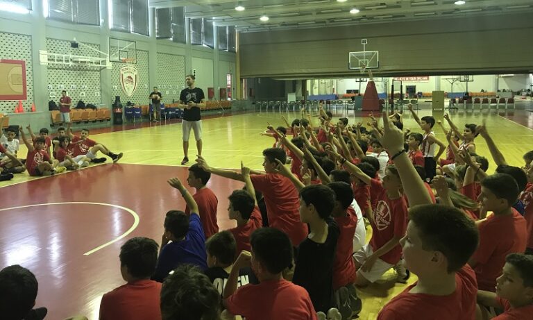 O Στρέλνιεκς «δίδαξε» στις «ερυθρόλευκες» Ακαδημίες (vid+pics)