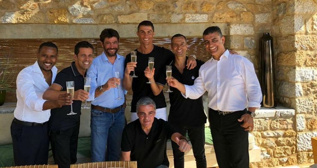 Σε γιοτ Ελληνα ο Κριστιάνο, οι σαμπάνιες και η… «Μαύρη Θύελλα» [pic]