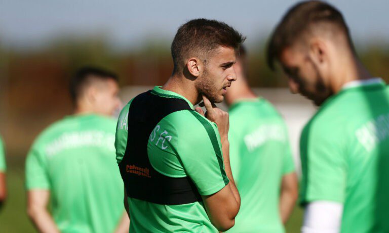 Ο Ρεγκάκος και η… γυναικεία επίσκεψη (pics)