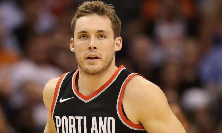 Στους Μπακς ο Κόνατον