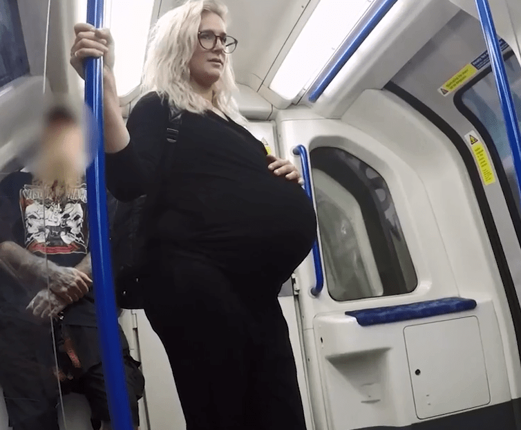 Αγνοούν επιδεικτικά έγκυο στο μετρό – Δεν σηκώνεται κανείς (vid)