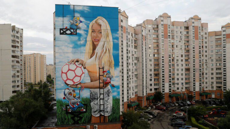 Τοιχογραφία γυναίκας σε 12ώροφη πολυκατοικία στη Μόσχα