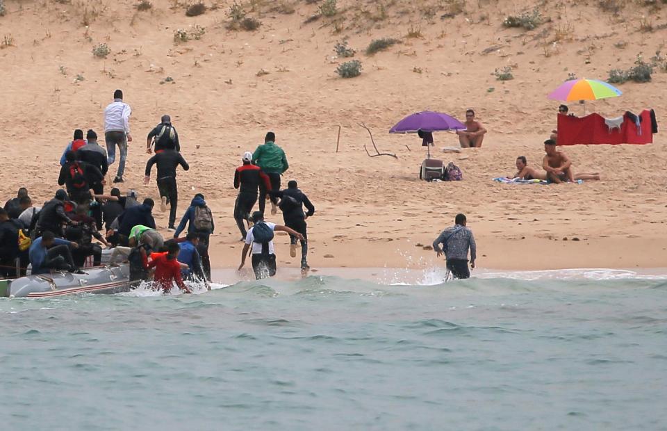 Άναυδοι σε παραλία γυμνιστών – Έφτασε βάρκα με Aφρικανούς μετανάστες