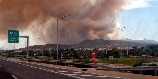 Σε εξέλιξη η πυρκαγιά στα Γεράνεια Όρη