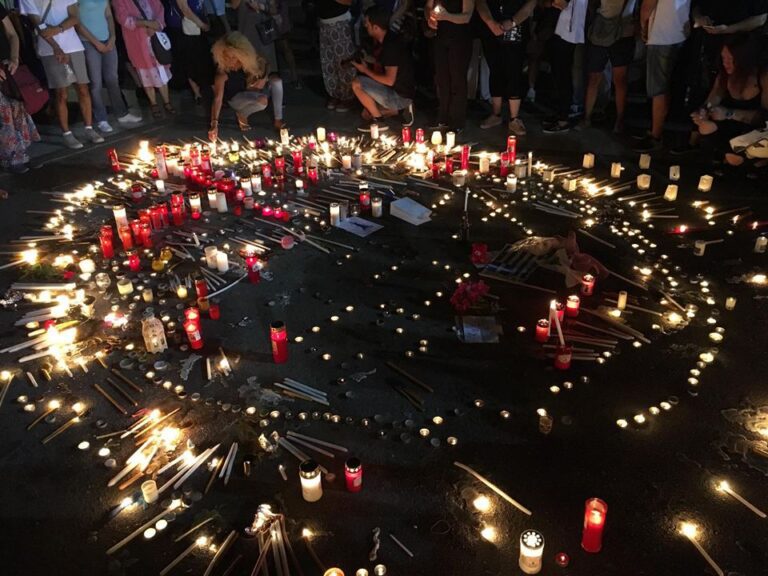 Η σιωπηλή συγκέντρωση στο Σύνταγμα στη μνήμη των νεκρών στο Μάτι