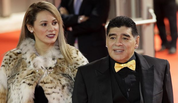 Γάμο με 30 χρόνια νεότερη ο Μαραντόνα