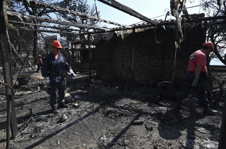 Η Αστυνομία ρίχνει ευθύνες στην Πυροσβεστική για την τραγωδία στο Μάτι