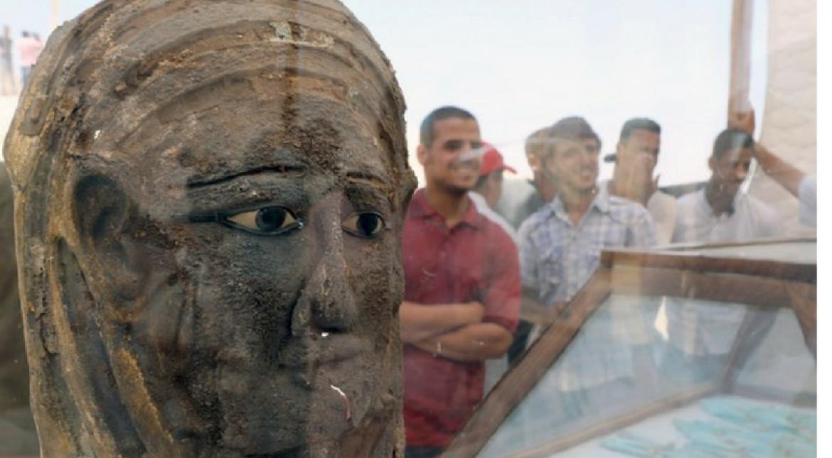Αίγυπτος: Ανακαλύφθηκε μούμια με μάσκα σε αρχαίο νεκροταφείο (pics)