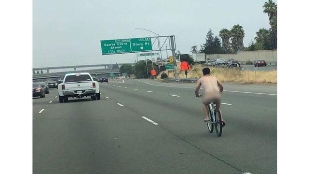 Βγήκε γυμνός στους δρόμους της Καλιφόρνια… με ποδήλατο (vid)