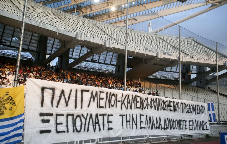 Σκληρά μηνύματα σε πολιτικούς από τους οπαδούς της ΑΕΚ (pics)