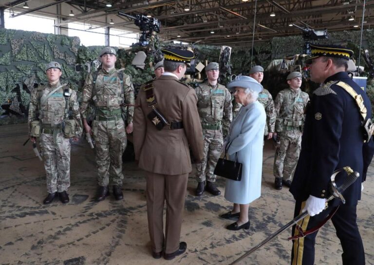 Στρατιώτες έκαναν όργια σε στρατόπεδο που επισκέφτηκε η βασίλισσα της Αγγλίας