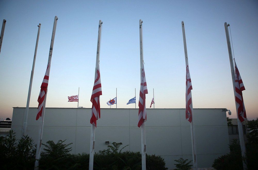 Μεσίστιες οι σημαίες στα γραφεία της ΠΑΕ Ολυμπιακός