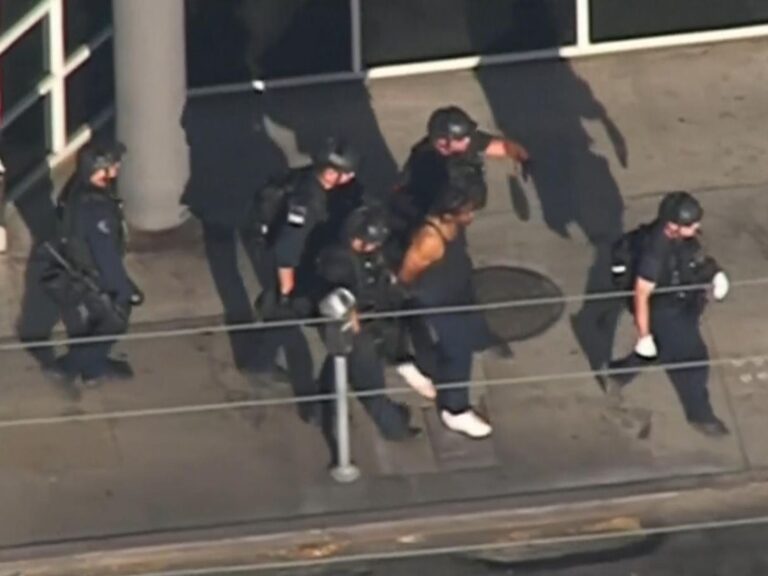 Τρόμος σε μάρκετ στο Λος Άντζελες με 40 ομήρους, μία νεκρή