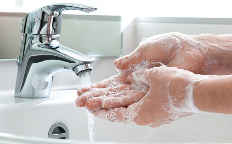 Πλένουμε λάθος τα χέρια μας τόσο καιρό, λέει νέα έρευνα