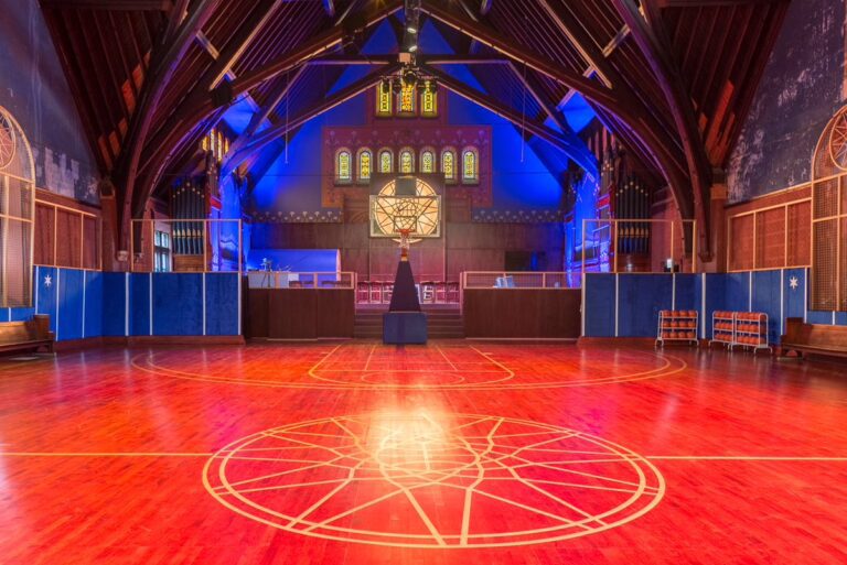 Σύγχρονο γήπεδο μπάσκετ, εντός εκκλησίας στο Σικάγο (pics)