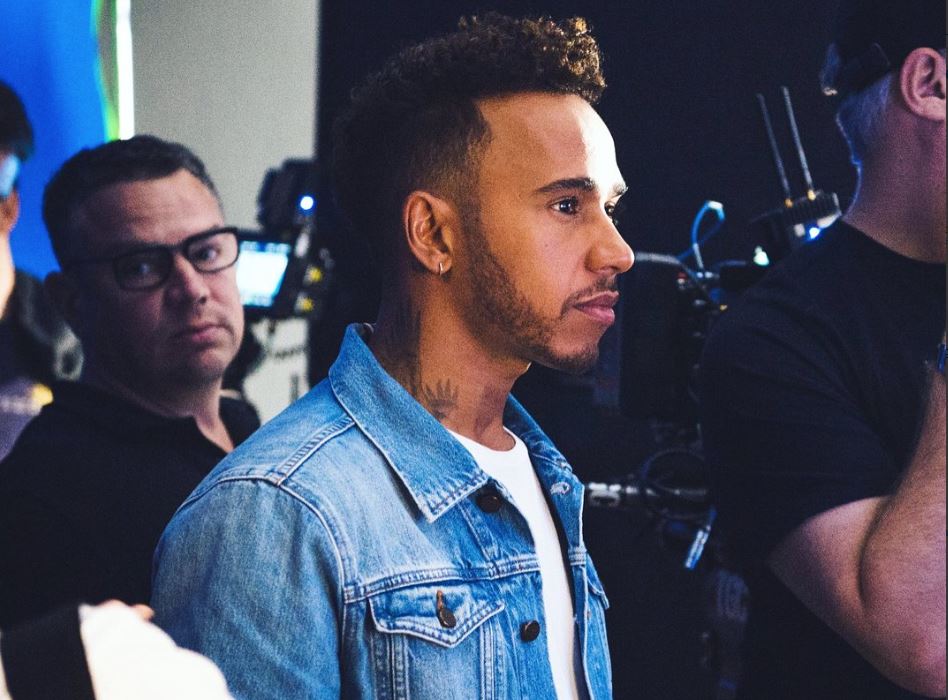 Διακοπές στη Μύκονο ο Λιούις Χάμιλτον (vid)