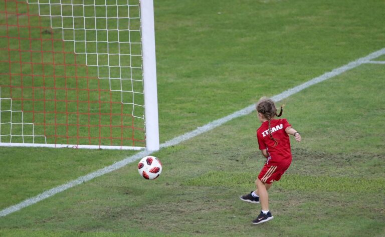 Η μικρή Στέλλα στα «ερυθρόλευκα» (pics)