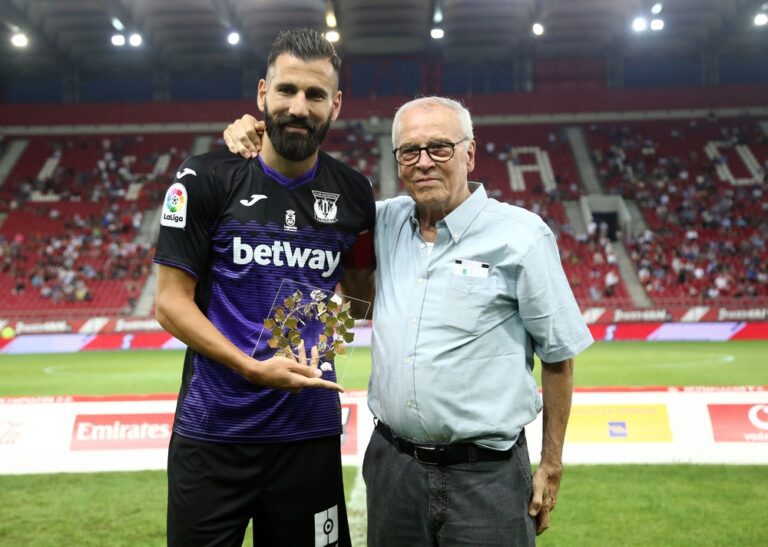 Η βράβευση του Δ. Σιόβα από τον Σ. Θεοδωρίδη