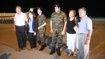 Αγγελος Μητρετώδης-Δημήτρης Κούκλατζης: Συγκινητική υποδοχή στο αεροδρόμιο Μακεδονία
