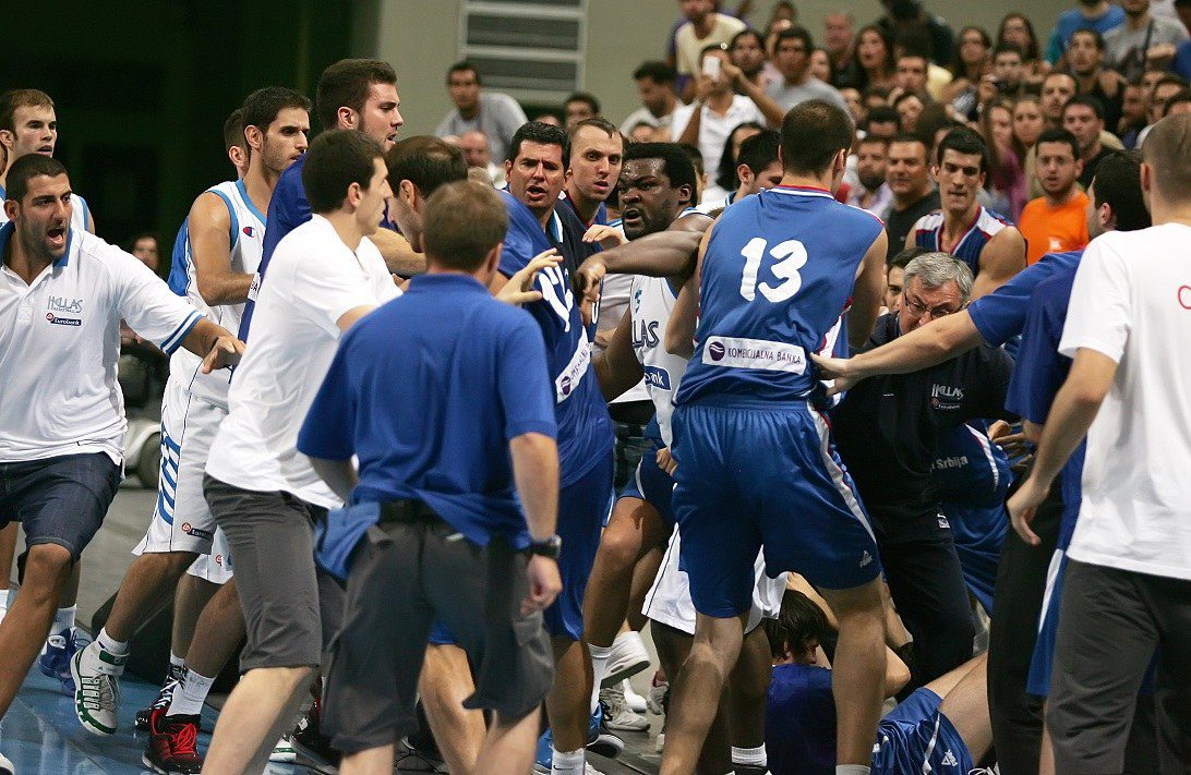 Ελλάδα – Σερβία: Οι μπουνιές που έβγαλαν… νοκ άουτ το ελληνικό μπάσκετ (vids)