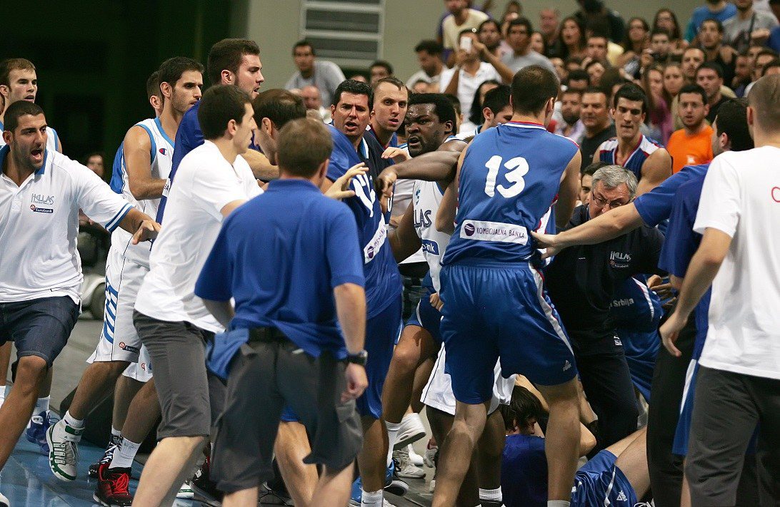 Ελλάδα – Σερβία: Οι μπουνιές που έβγαλαν… νοκ άουτ το ελληνικό μπάσκετ (vids)