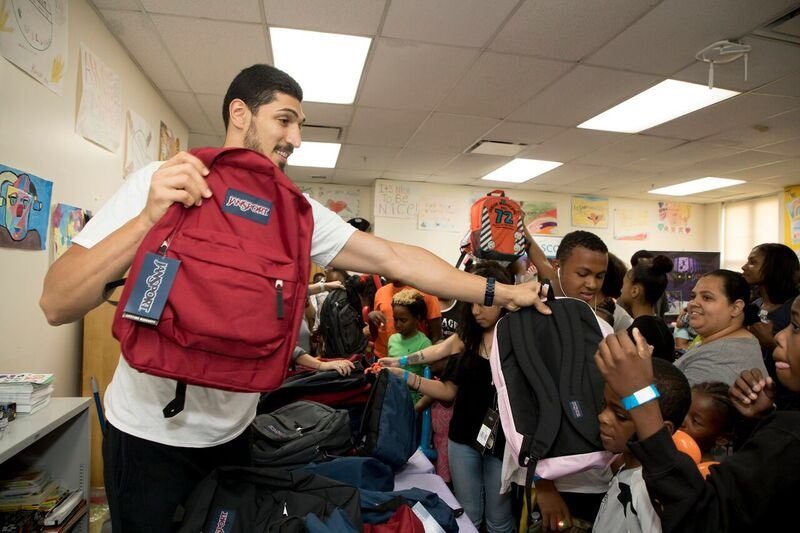 Επικός Καντέρ… καρφώνει δημοσιογράφο (vid)