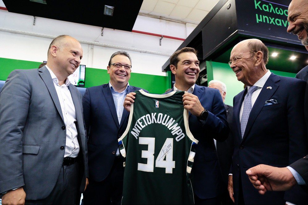 Πήρε υπογεγραμμένη φανέλα Αντετοκούνμπο ο Αλέξης Τσίπρας (pic)