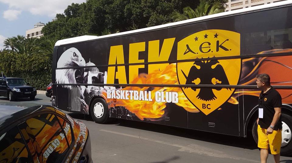 Με… βασιλικό πούλμαν η ΑΕΚ στην Κύπρο [pics]