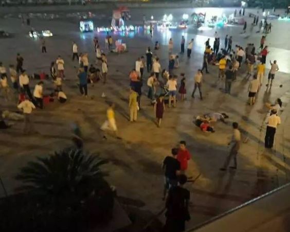 Αυτοκίνητο παρέσυρε πλήθος και σκότωσε 3 ανθρώπους στην Κίνα (vid)