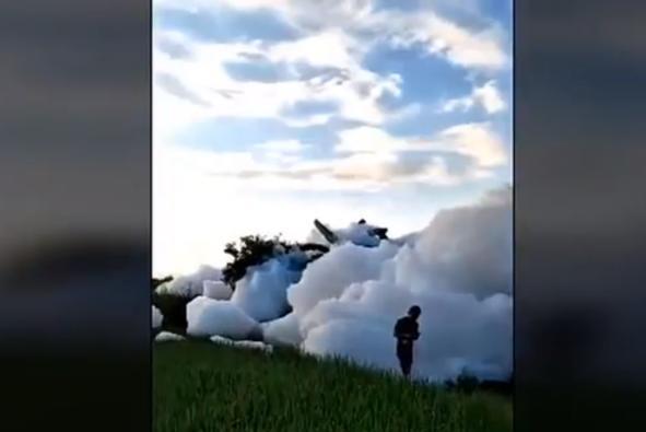 Κίνα: Ολόκληρο χωριό καλύφθηκε από…σαπουνάδες (vid)