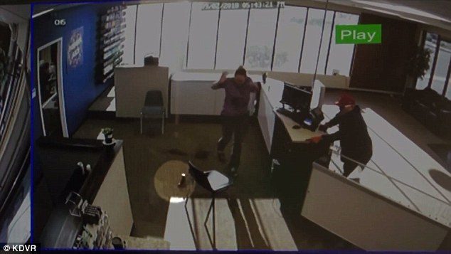 Ληστής για κλάματα: Του έπεσε το παντελόνι και το όπλο την ώρα που έκλεβε (vid)