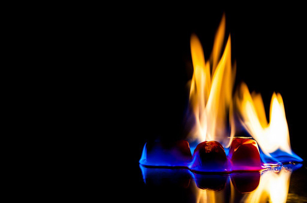 Газообразное агрегатное состояние воды. Горящий лед. Лед горит фотосток. Огонь и вода любовь. Лед и пламень.