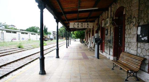 Τραγικό δυστύχημα στη Φθιώτιδα: Αυτοκίνητο εμβολίστηκε από τρένο (pics)