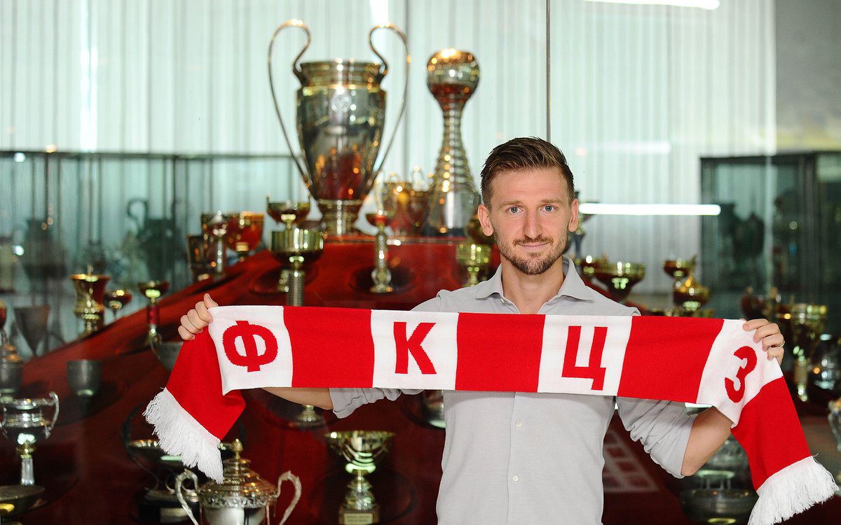 Ο Μάριν ποζάρει με το κασκόλ του Ερυθρού Αστέρα (pic)