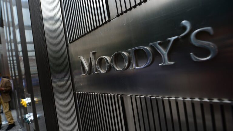 Τι σημαίνει για την έξοδο στις αγορές ο «πάγος» και τα μηνύματα της Moody’s